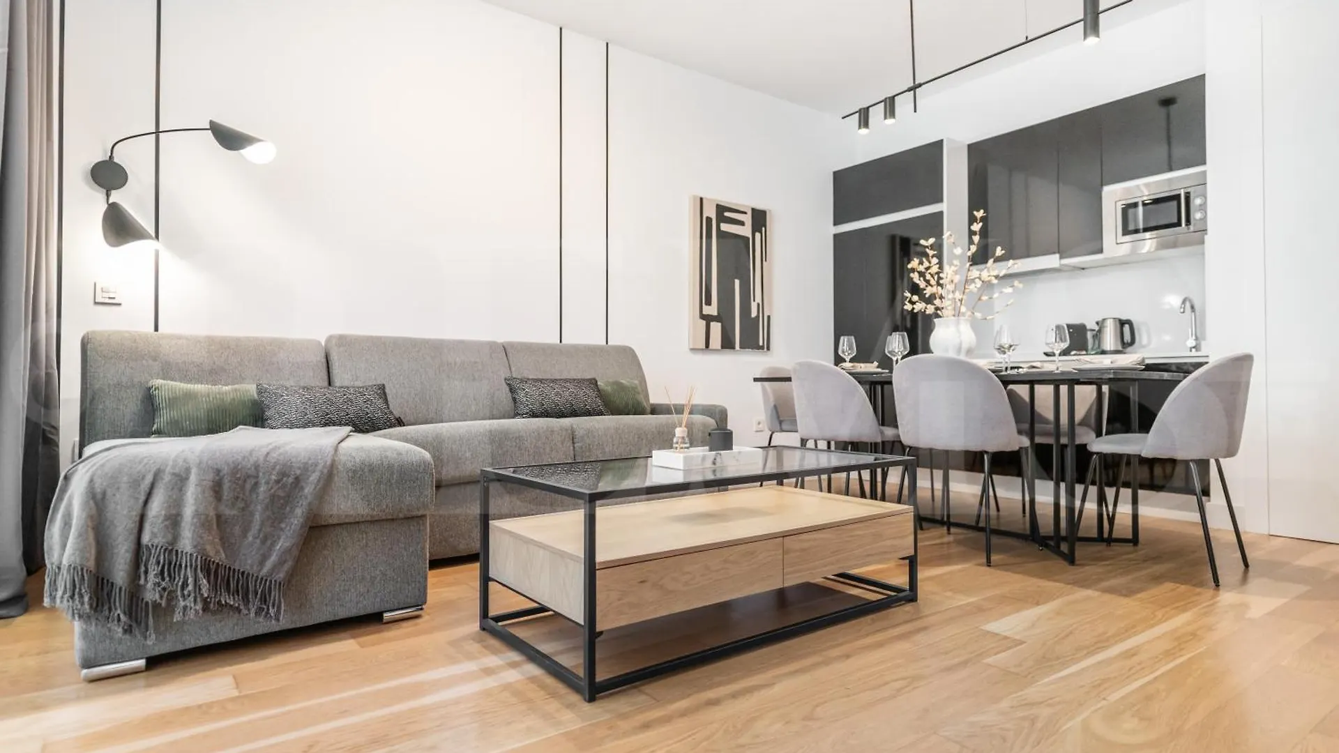 Central Apartment With Picasso Vibes By Rems location